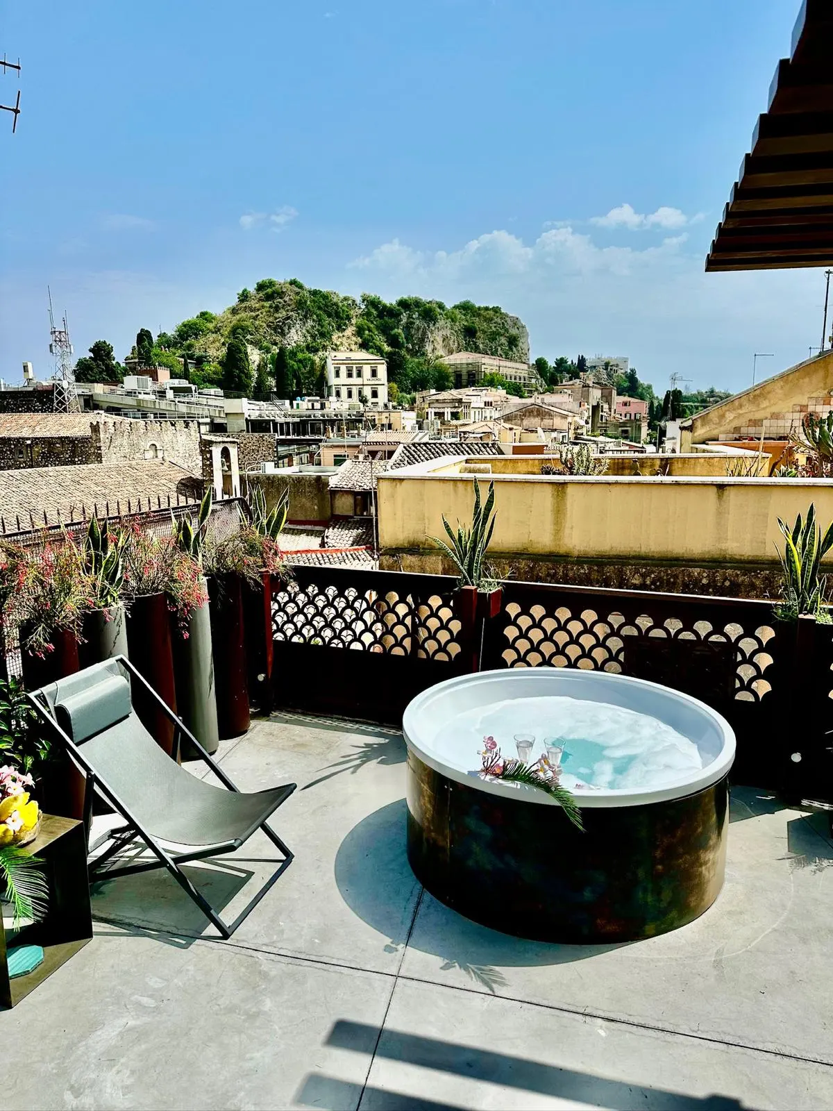 Terrazzo con jacuzzi – Casa Timeo Taormina